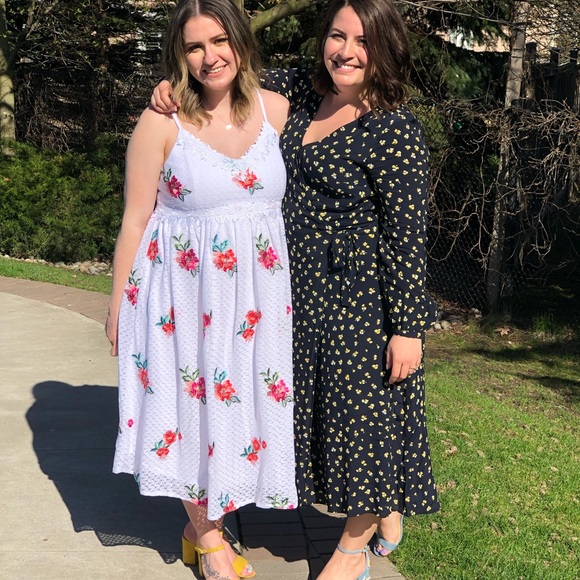 Maternity Dress w Floral Details & Lace Appliqué - Picture 4 of 4